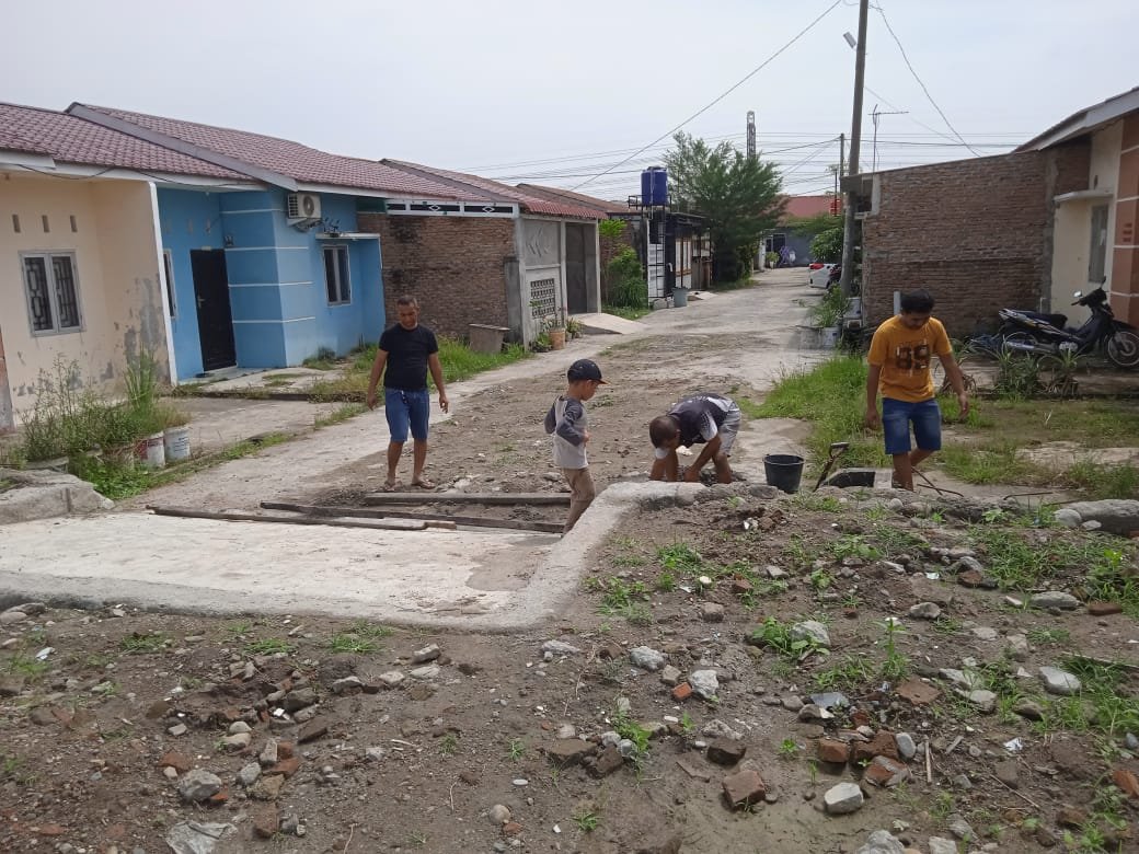 Warga Perumahan Griya Makmur 7 Sei Rotan  Gotong Royong Bersihkan Lahan untuk Pembangunan Musholah
