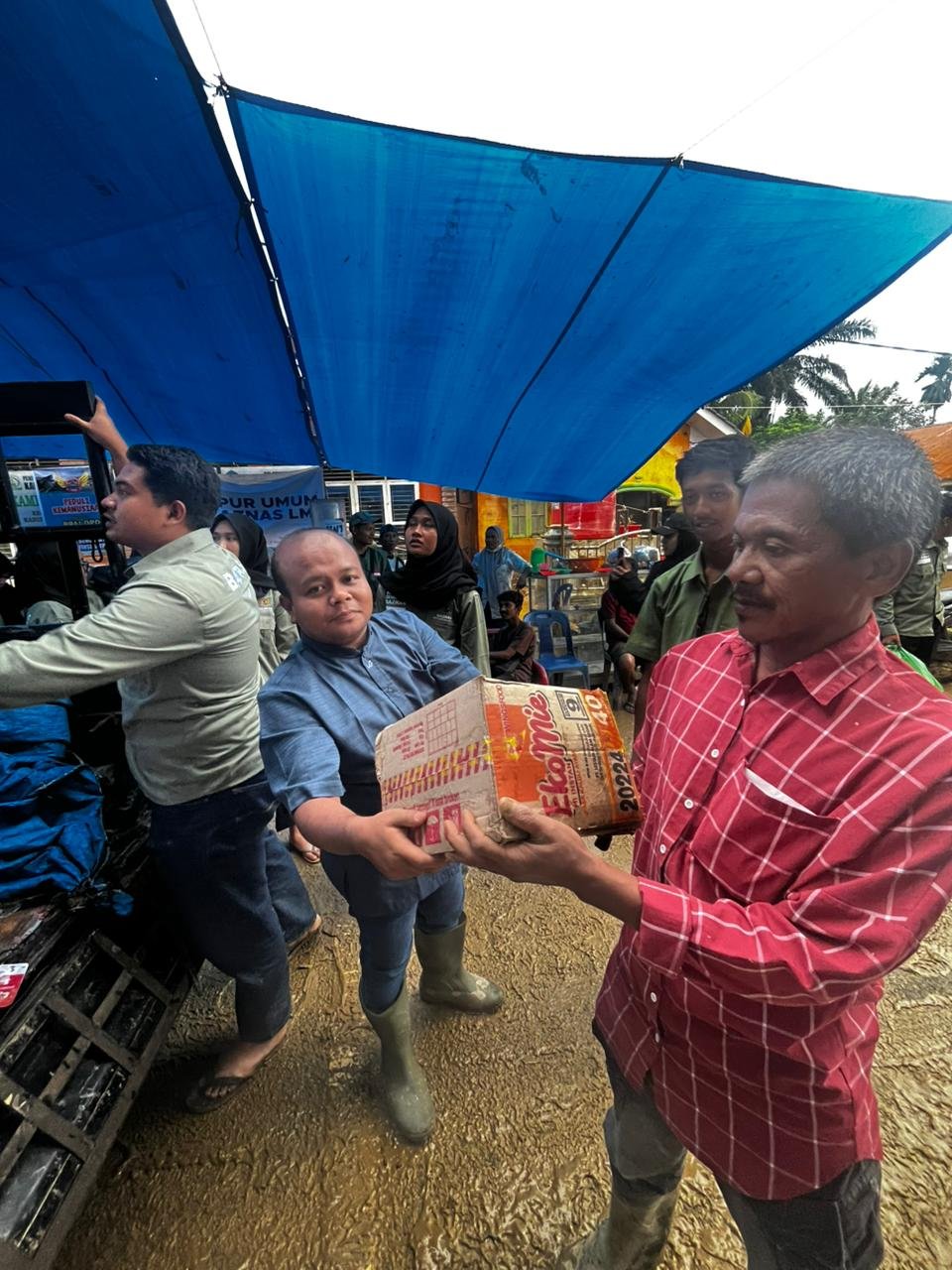 Pimpinan Media Top Sumatera News Bagikan Sembako di Lokasi Bencana Aceh